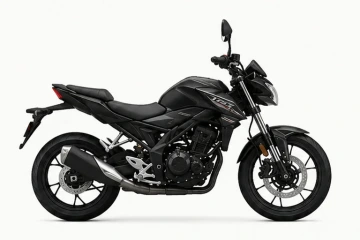 černá motorka skupiny A1 na bílém pozadí