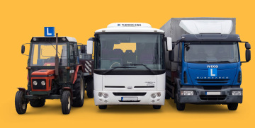 traktor, autobus a dodávka označené jako autoškola, na žlutém pozadí