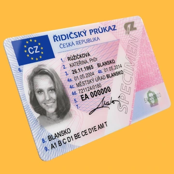 Vizualizace ukázkového řidičského průkazu na žlutém pozadí